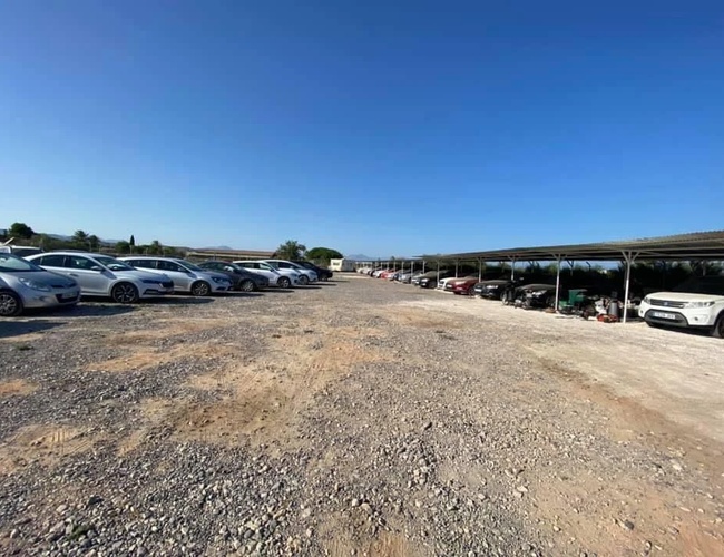 Najlepší parkovisko Alicante kryté s obsluhou - Kryté parkovisko, veľa zaparkovaných áut. Rovná, štrková plocha. Časť miest bez zastrešenia.