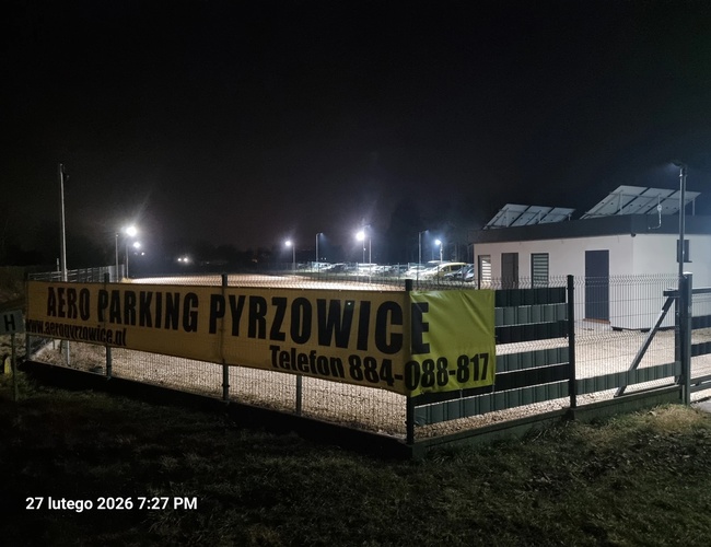 Plac parkingowy z zaparkowanymi samochodami