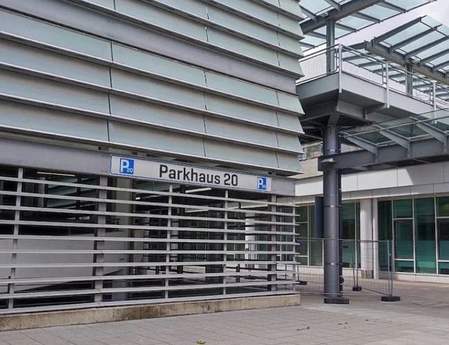 Wjazd do parkingu wielopoziomowego z oznaczeniem poziomu parkingowego.