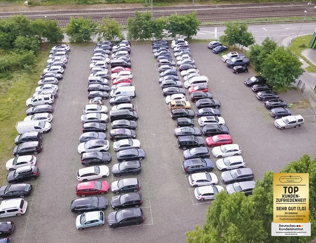 Parking Mein-Flughafenparkplatz-Frankfurt P1. Zdjęcie z lotu ptaka na uporządkowane rzędy samochodów zaparkowanych na parkingu.