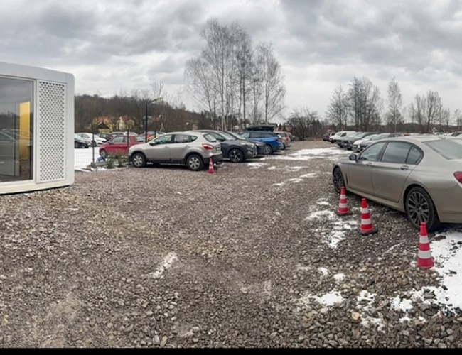 Plac parkingowy wraz z zaparkowanymi pojazdami