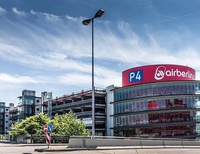 Zewnętrzny widok wielopoziomowego parkingu P4 przy lotnisku Stuttgart, położonego około 3 minut pieszo od wejścia do terminali pasażerskich.