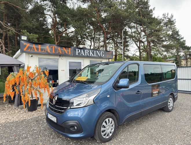 Transporte de autobús con el cartel de estacionamiento "Zalatani Parking"