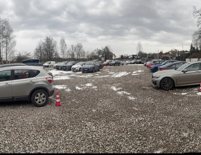 Plac parkingowy wraz z zaparkowanymi pojazdami