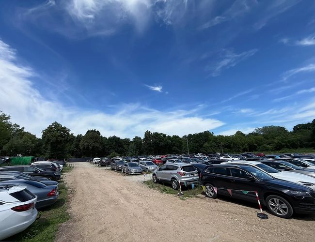 plac z miejscami parkingowymi