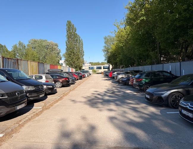 Widok na samochody na parkingu