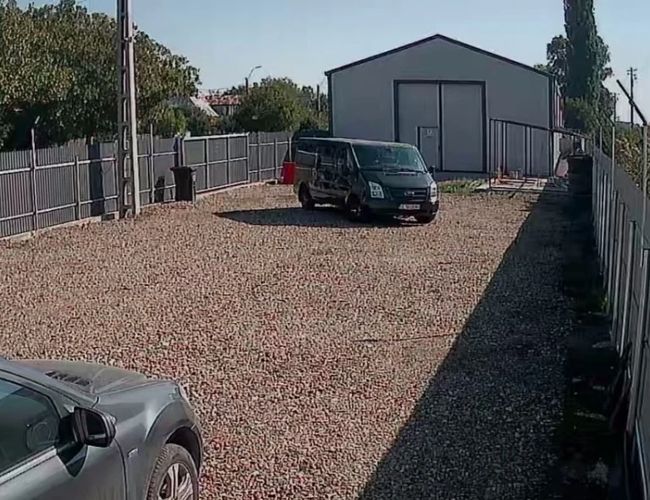 Parking AeroParking przy lotnisku w Iași – widok na teren parkingu oraz samochód osobowy i bus transferowy zaparkowane na posesji.