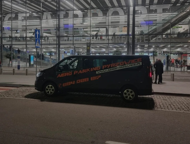 Baner parkingu Aero Parking Pyrzowice na ogrodzeniu parkingu