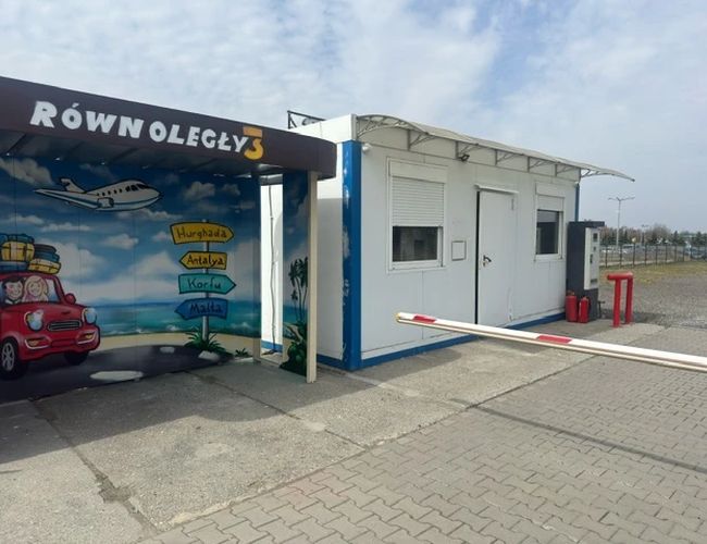 Plac parkingowy z zaparkowanymi samochodami