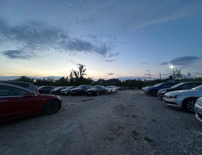 Plac parkingowy z zaparkowanymi samochodami
