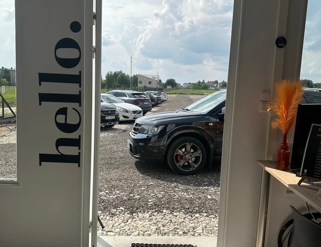 entrada a la oficina de estacionamiento