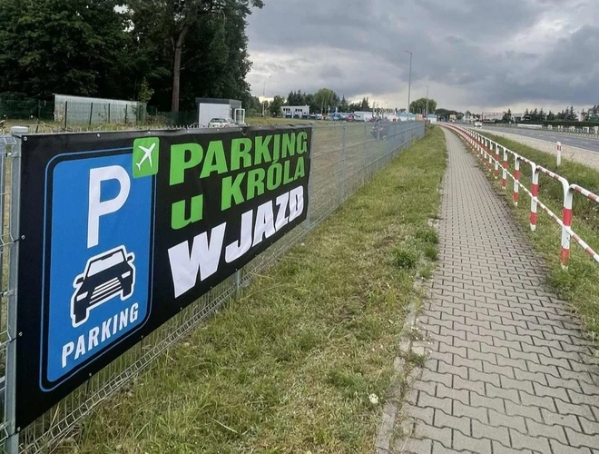 Baner parkingowy na ogrodzeniu "Parking u Króla"
