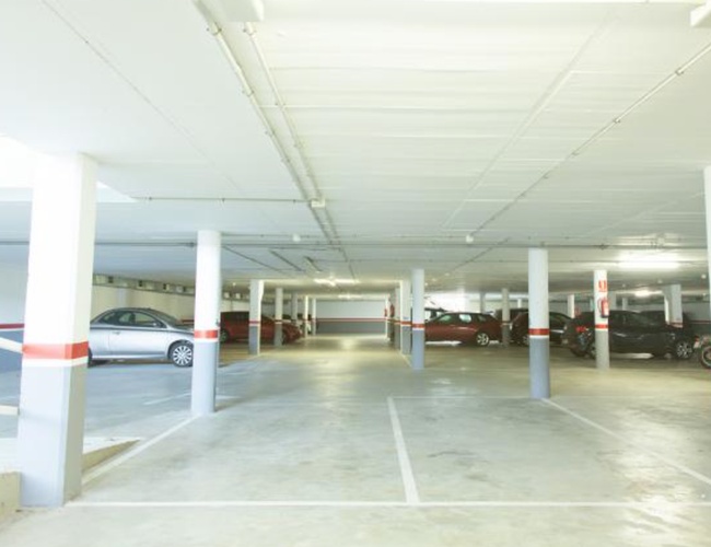 WeParking Valet – Podzemné parkovisko s stĺpmi a osvetlením. Automobily stoja v radoch, priestor je usporiadaný.