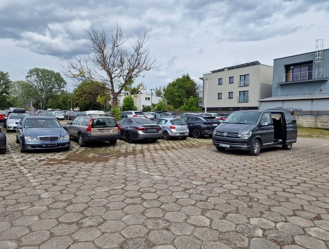 Utsikt over parkerte biler på parkeringsplassen med forflytningsbil. Asfaltert område.