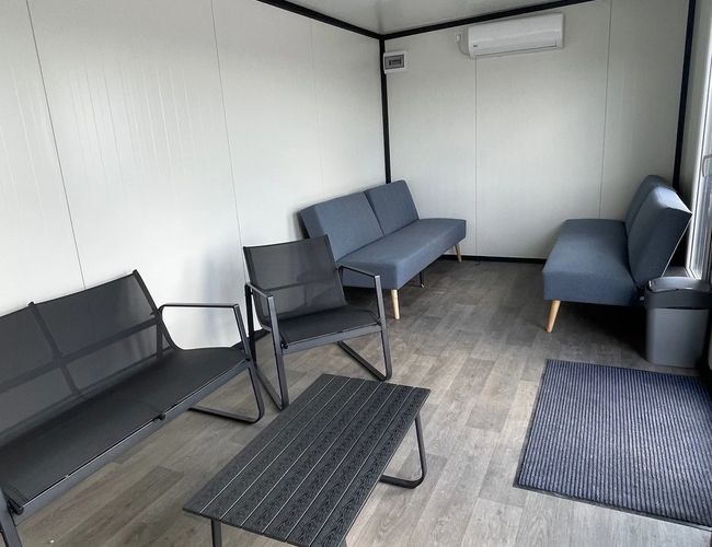 Parking Simple Park - Wnętrze samochodu z fotelikiem dziecięcym. Fotelik zamocowany na tylnym siedzeniu. Wnętrze jest przestronne i zadbane.