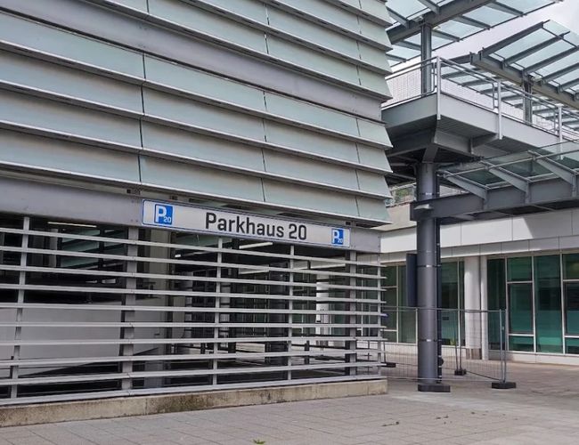 Wjazd do parkingu wielopoziomowego z oznaczeniem poziomu parkingowego.