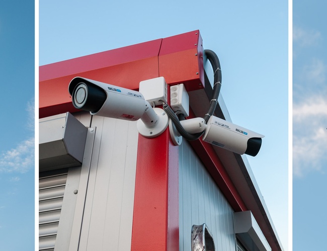 AAP-66 – Zdjęcia pokazują latarnię i kamery monitoringu. Kamery są na słupie oraz ścianie budynku. Oświetlenie latarni jest włączone.