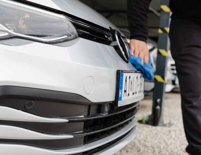Pracownik parkingu zabezpieczający samochód klienta przed pozostawieniem go na parkingu długoterminowym