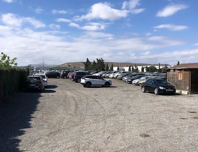 Sunline Parking Outdoor Valet - Parking na utwardzonym placu. Samochody stoją w równych rzędach. Teren jest odsłonięty, bez widocznych ogrodzeń.