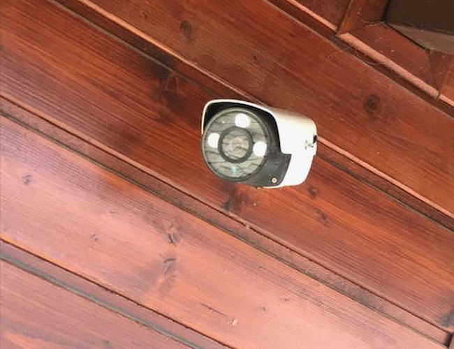 Parking Auto Airport Samoobsługowy - na drewnianym suficie zamontowana jest kamera. Zapewnia ona monitoring terenu.