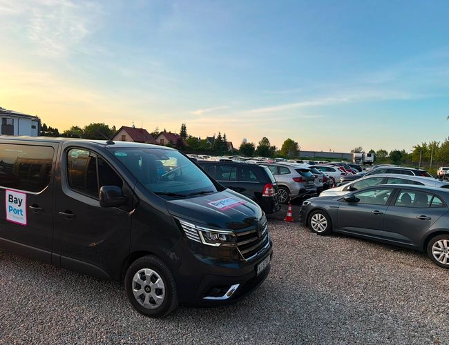 samochdód transferowy na parkingu