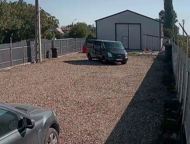 Parking AeroParking przy lotnisku w Iași – widok na teren parkingu oraz samochód osobowy i bus transferowy zaparkowane na posesji.