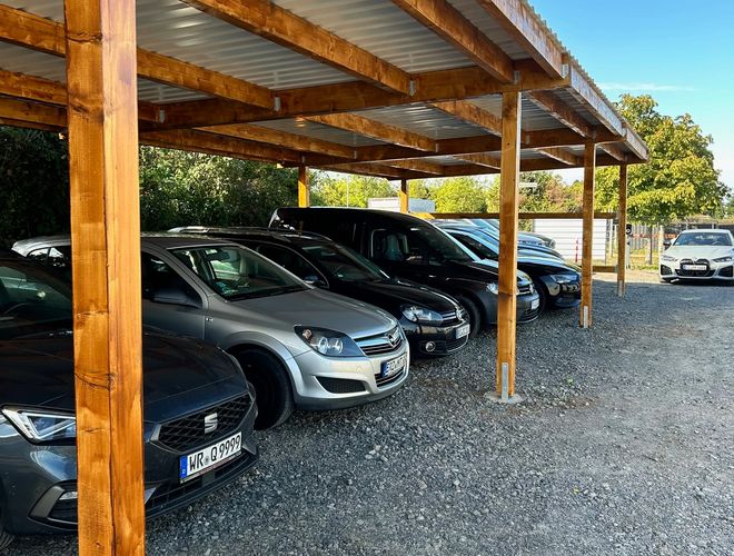 Parking P365 - Wiaty parkingowe z zaparkowanym samochodami.