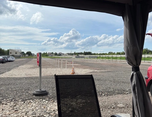 estacionamiento con vehículos estacionados