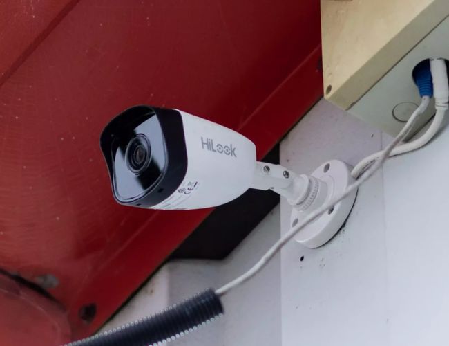 Kamera monitoringu na terenie parkingu przy lotnisku w Pradze zwiększająca bezpieczeństwo pojazdów.