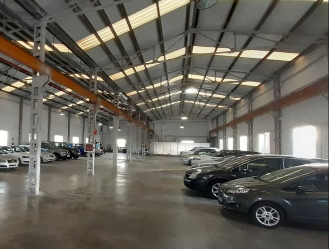 Victoria Parking Valencia - tágas csarnok parkoló autókkal. A terület fedett és jól megvilágított. A belső tér rendezett és tiszta.