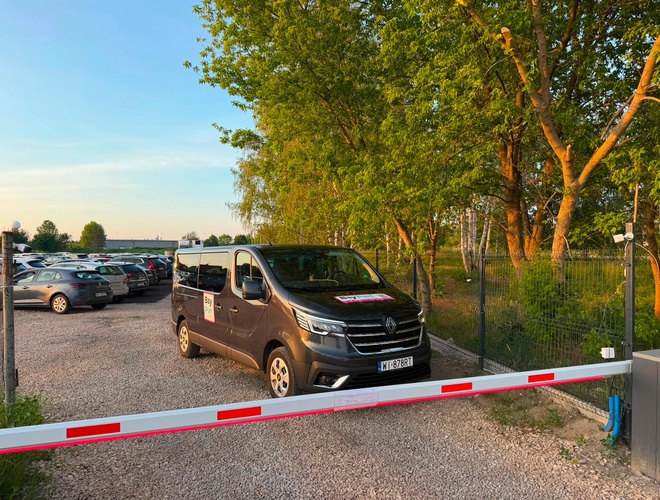 Samochód i wjazd na parking