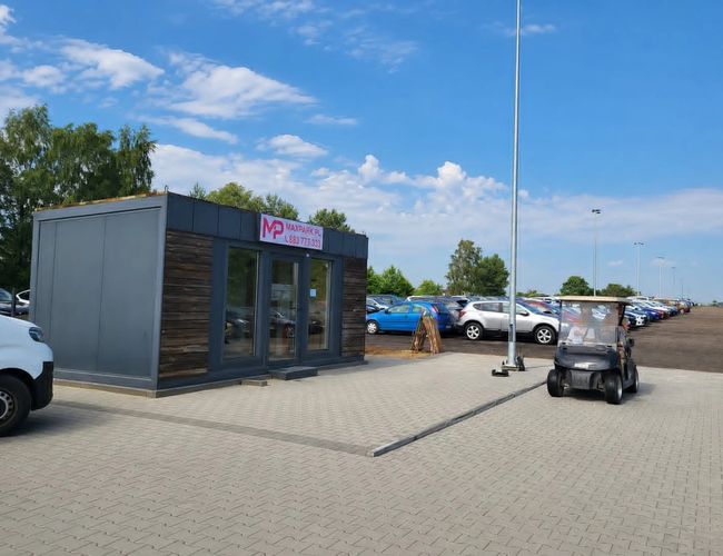 Plac parkingowy z widoczną lampą oświetleniową
