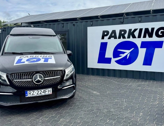 Plac parkingowy z zaparkowanymi samochodami