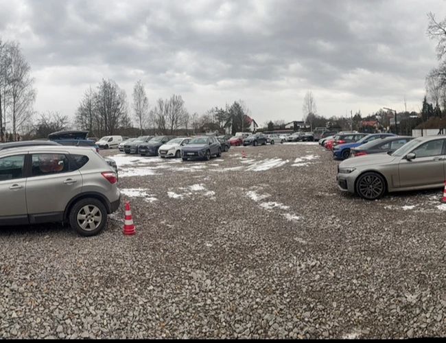 Plac parkingowy wraz z zaparkowanymi pojazdami