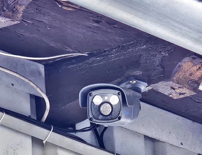 ParKing’s Düsseldorf Covered Valet - Pod dachem zamontowano kamerę monitoringu. Obok widoczne są przewody elektryczne.