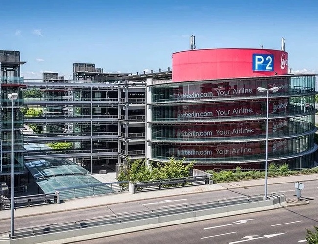 Wielopoziomowy parking P2 przy lotnisku Stuttgart zlokalizowany w pobliżu terminali, przeznaczony dla osób podróżujących służbowo i turystycznie.