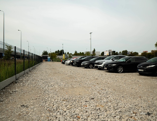 Easy Parking Express – Oplotené parkovisko s kamenistým povrchom. Zaparkuje tu veľa osobných áut. Uličné lámpy zabezpečujú osvetlenie po západe slnka.