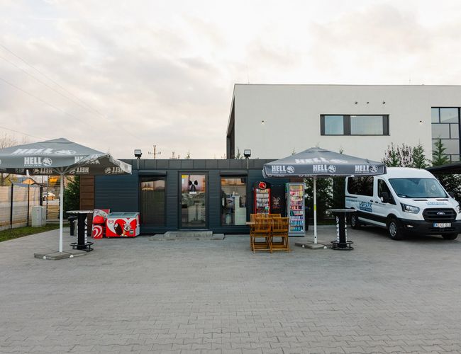 Wjazd na teren parkingu MOPARK z widocznym budynkiem recepcji i strefą obsługi klientów