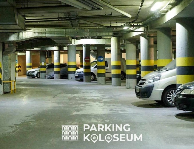 Parkering Colosseum – Underjordisk parkeringsplass med betongstolper. Man kan se parkerte biler. Området er godt opplyst.