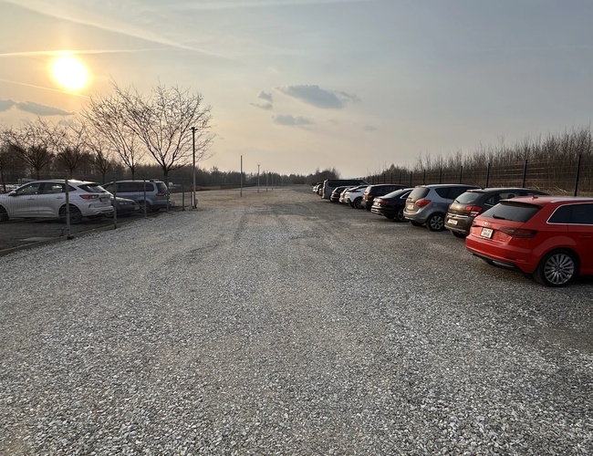 Plac parkingowy z zaparkowanymi samochodami