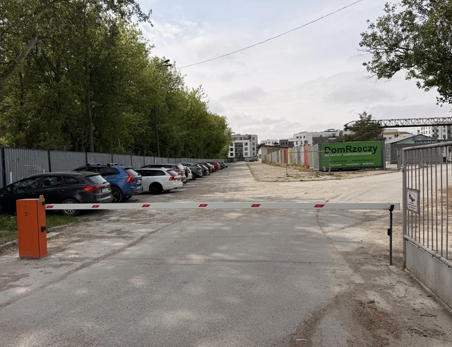 Parking od strony wjazdu