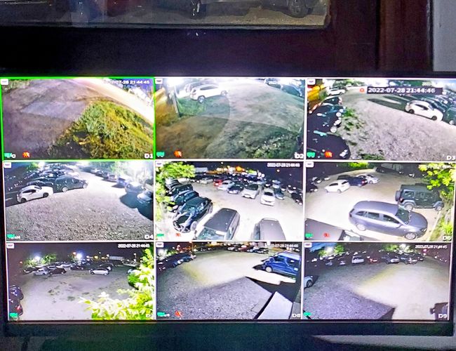 Parking MPark - La imagen de la cámara muestra los autos estacionados. El parking está iluminado por la noche y se pueden ver varios vehículos.