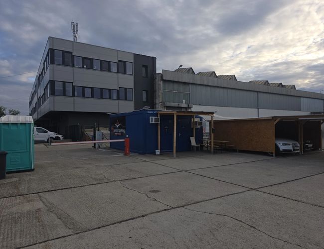 Teren parkingu PV Airport Parking w Bratysławie – zadaszone miejsca postojowe, utwardzony plac oraz budynki znajdujące się na terenie parkingu