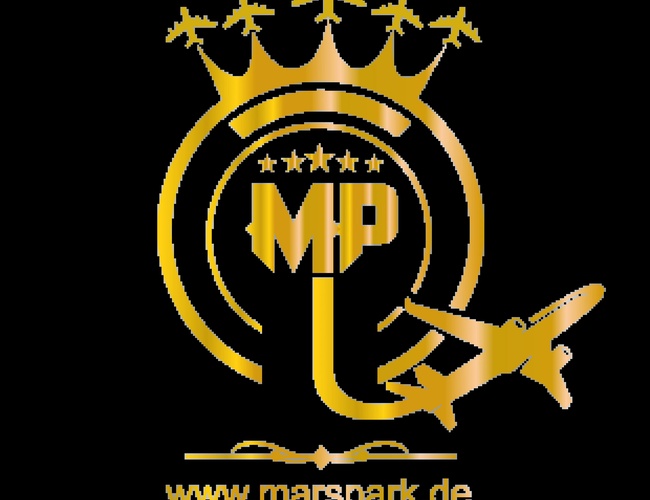 Parking Marspark Covered Valet – logo w złotym kolorze na czarnym tle. Napis „MP” w okręgu, obok samolot. Na górze korona.