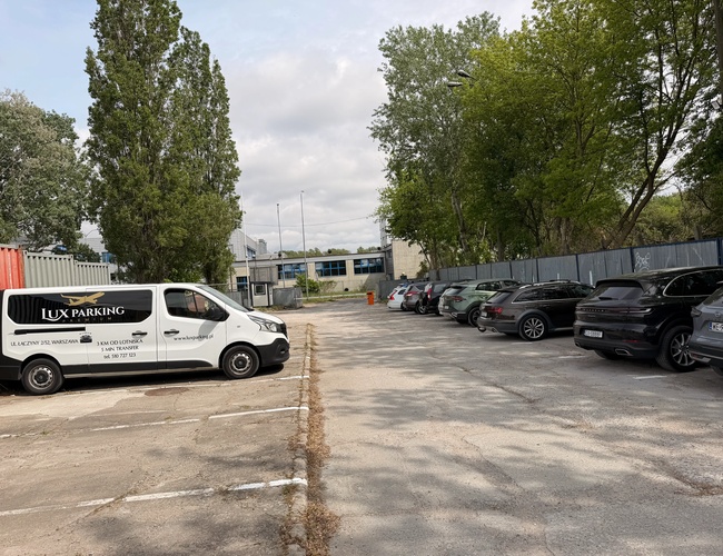 Widok na samochody na parkingu