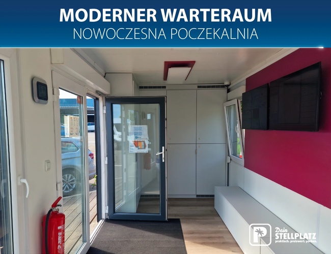 Dein Stellplatz Parking P2. Nowoczesna poczekalnia z krzesłami i stolikiem, napis „Moderner Warteraum / nowoczesna poczekalnia”.
