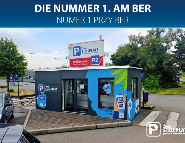 Dein Stellplatz Parking P2. Budka recepcyjna przy parkingu, napis „Die Nummer 1 am BER / numer 1 przy BER”.