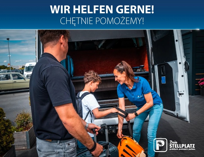 Parking Dein Stellplatz. Pracownik pomaga rodzinie z bagażem, napis „Wir helfen gerne! / chętnie pomożemy!”.