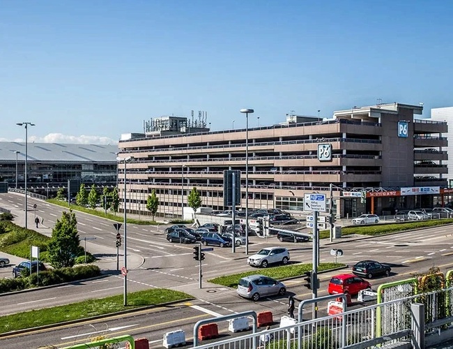 Zewnętrzny widok oficjalnego parkingu P6 przy lotnisku Stuttgart z budynkiem parkingowym zlokalizowanym około 2 minut spacerem od terminali.