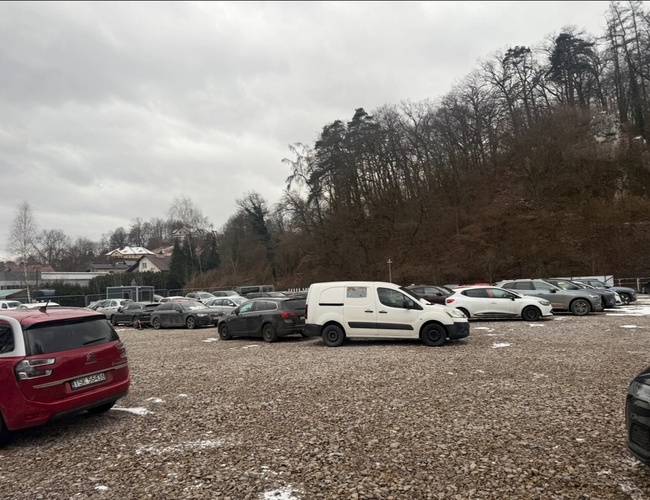 Plac parkingowy wraz z zaparkowanymi pojazdami